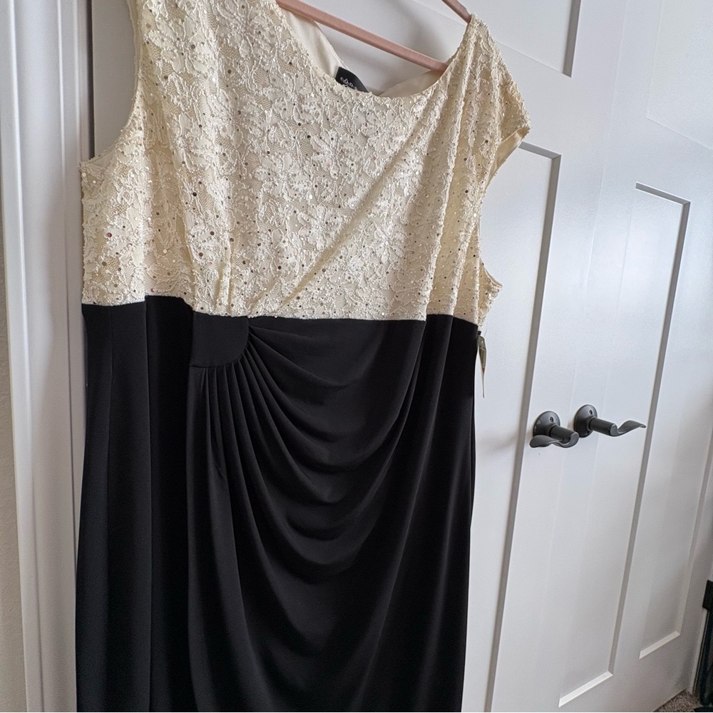 Lady, plus, 24W, curvy, sexy, flattering, little 1/2 black dress. Creamy color - Picture 2 of 6